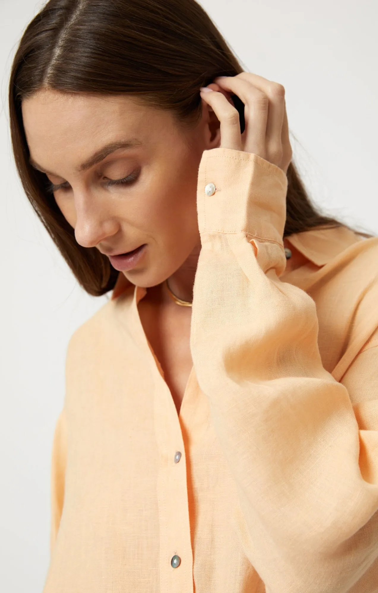 LINEN BUTTON-UP SHIRT IN CARAMEL CREAM