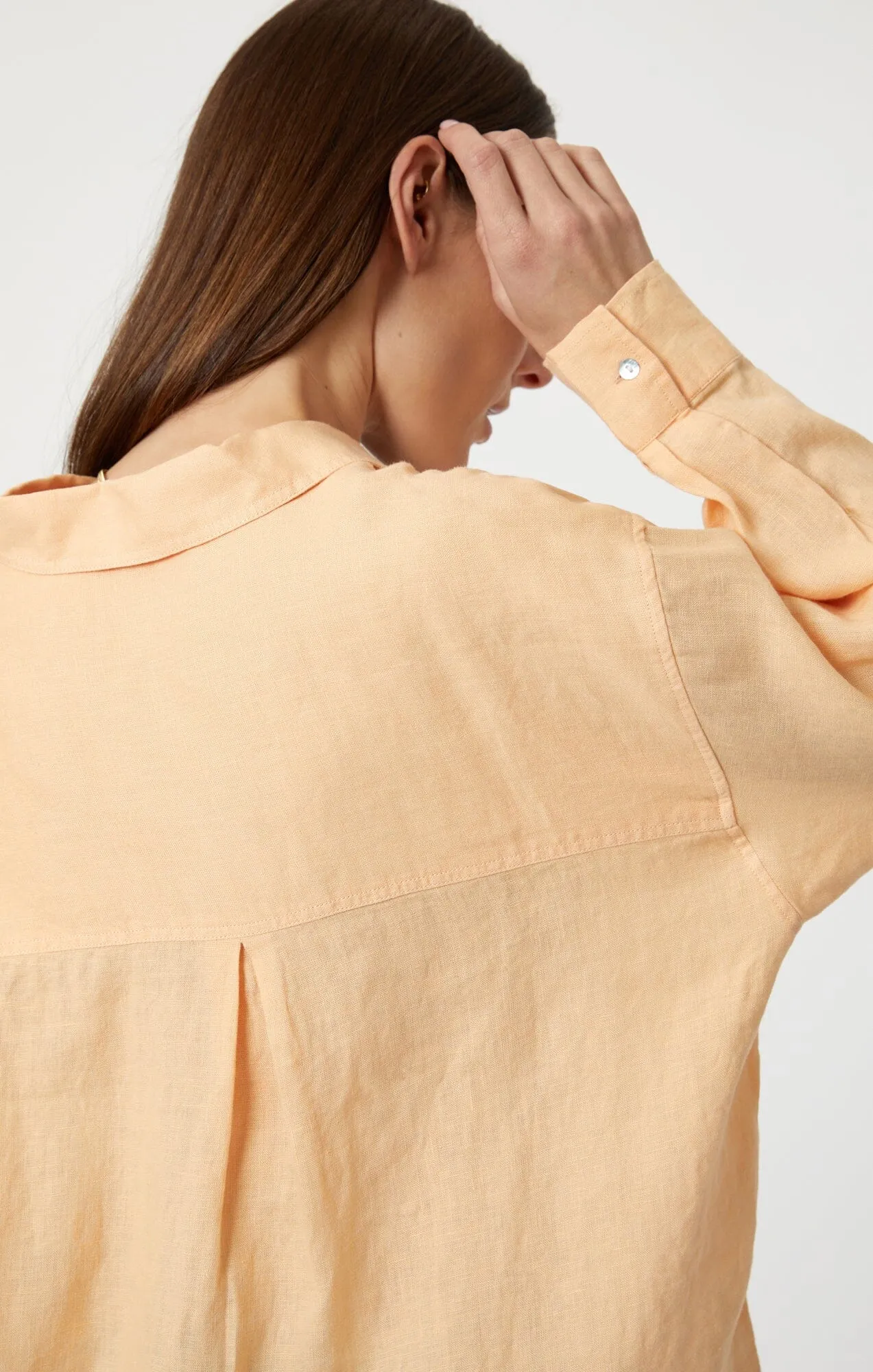 LINEN BUTTON-UP SHIRT IN CARAMEL CREAM