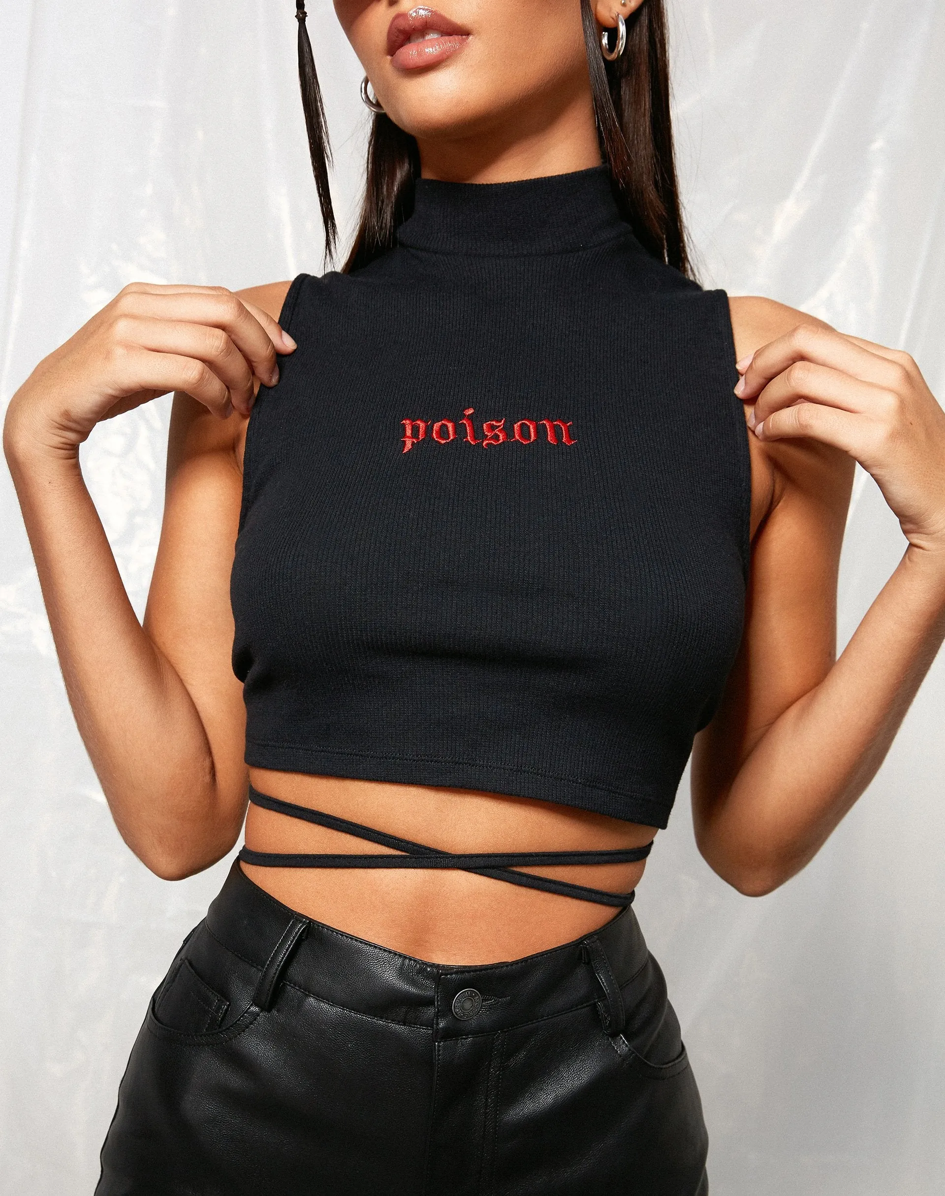 Quera Crop Top in Rib Black 'Poison' Embro